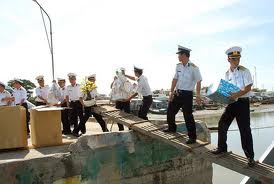 Pemimpin kawasan nomor 4 Angkatan Laut Vietnam mengunjungi dan memberikan bingkisan kepada rakyat dan prajurit di pulau Sinh Ton